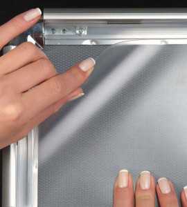 Feuille de protection des affiches inclue.